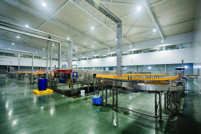 兩大可樂漲價 國產(chǎn)汽水發(fā)力 今夏汽水市場競爭激烈