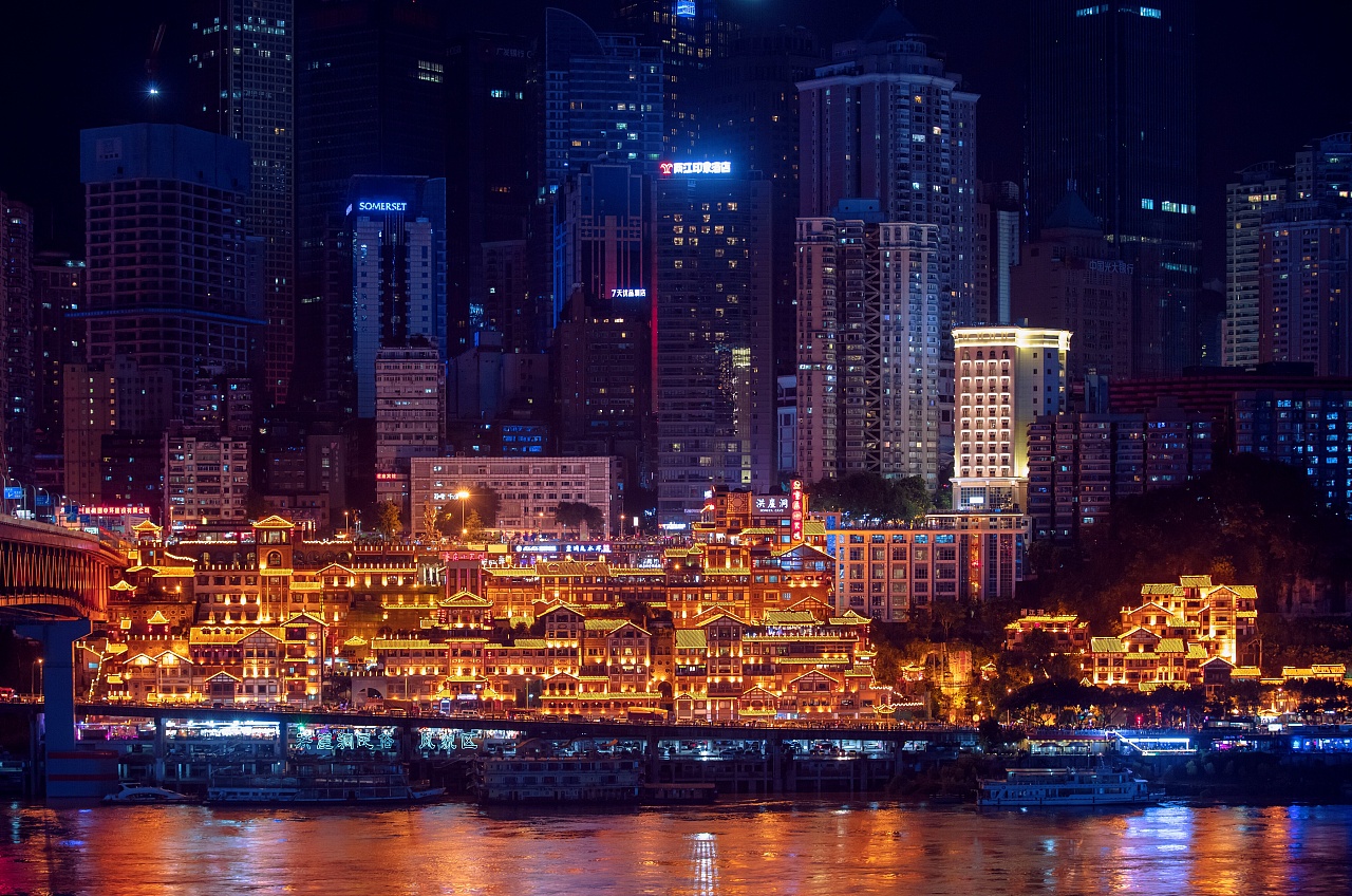 現(xiàn)實版的千與千尋精靈洞 重慶-洪崖洞